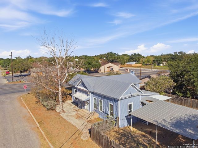 1004 E Colorado, Pearsall, TX 78061