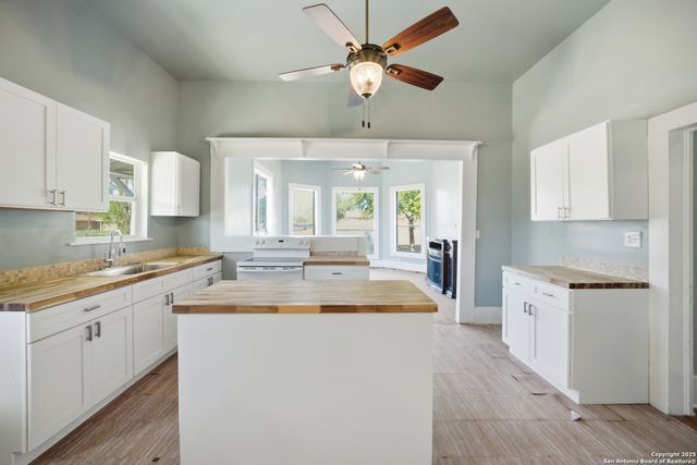 1004 E Colorado, Pearsall, TX 78061