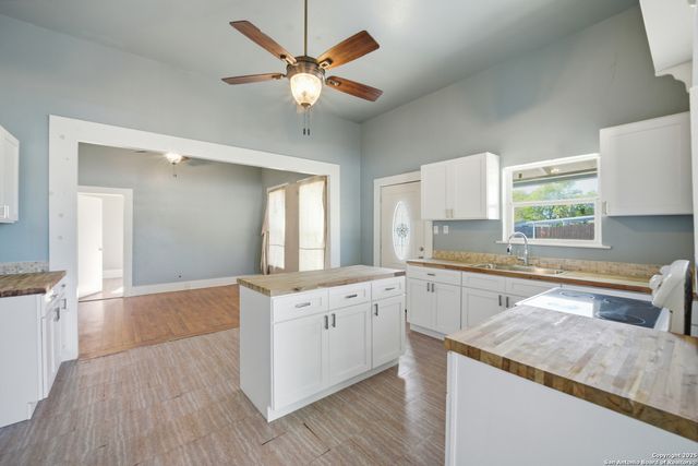 1004 E Colorado, Pearsall, TX 78061