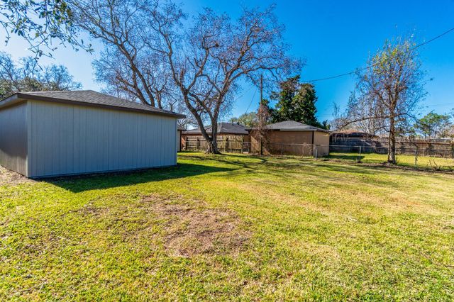 213 Bastrop Street, Angleton, TX 77515