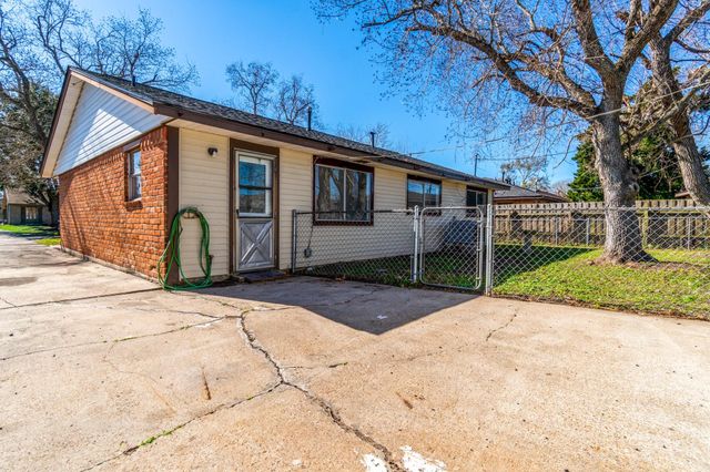 213 Bastrop Street, Angleton, TX 77515
