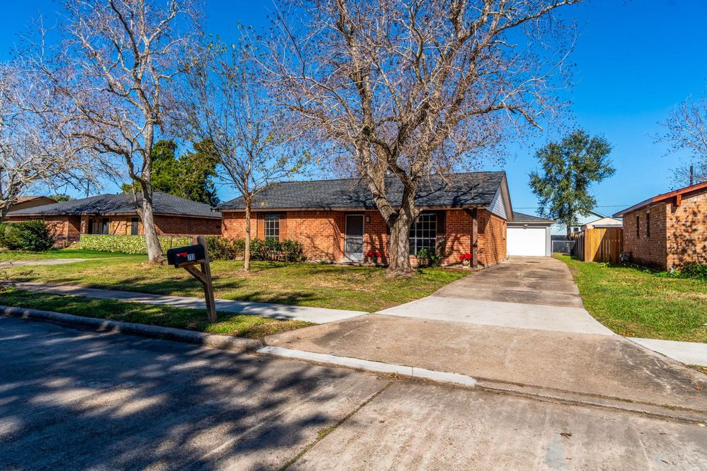 213 Bastrop Street, Angleton, TX 77515