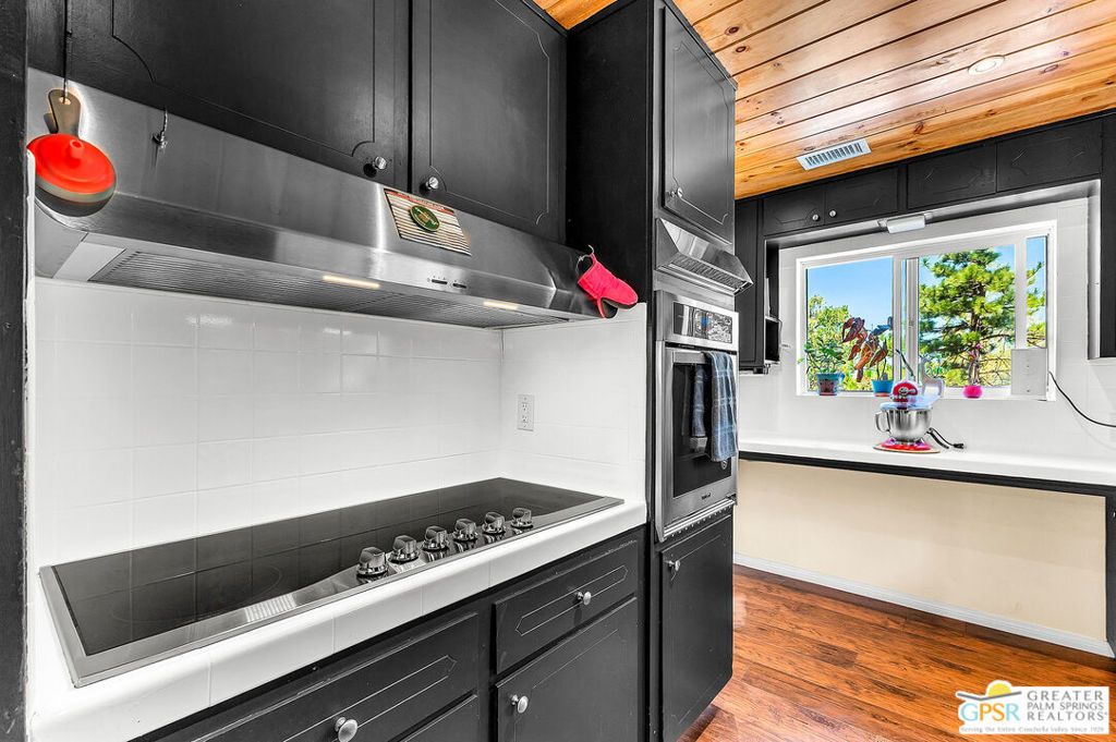 Image 22 of property listing at 23971 Skyview Drive, Idyllwild, CA 92549