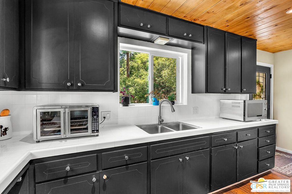 Image 24 of property listing at 23971 Skyview Drive, Idyllwild, CA 92549