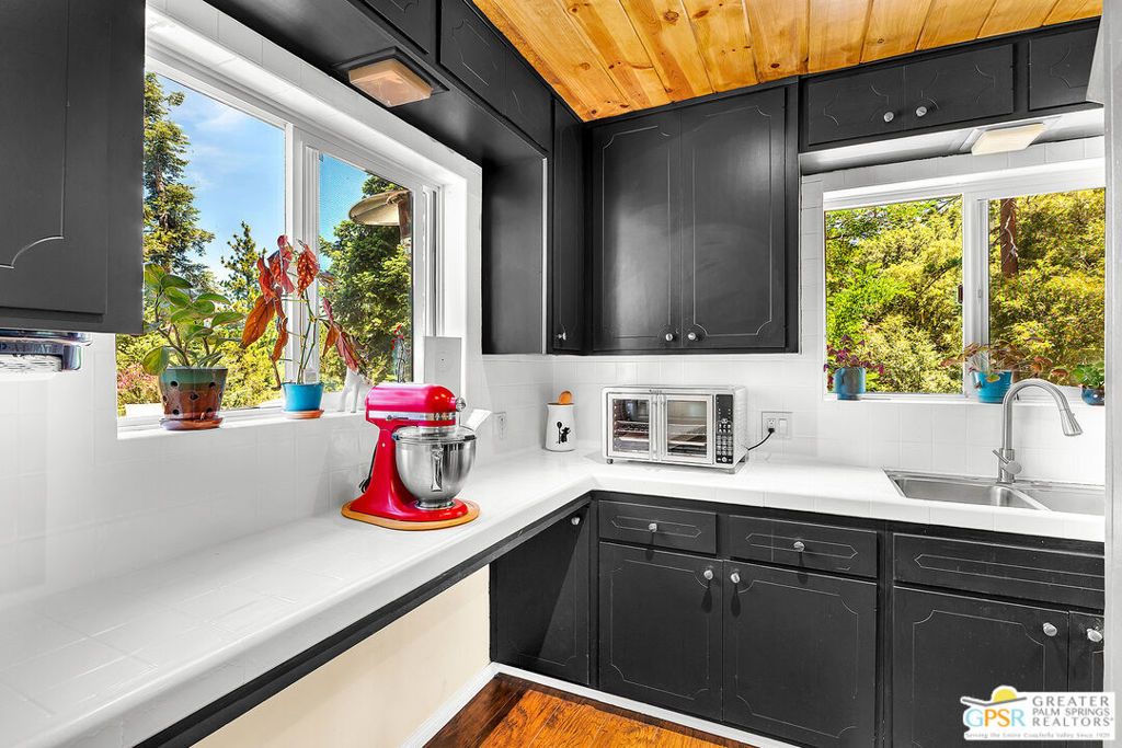 Image 25 of property listing at 23971 Skyview Drive, Idyllwild, CA 92549