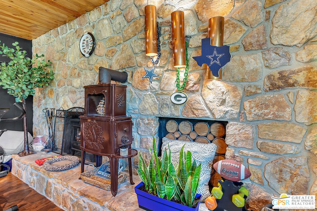 Image 32 of property listing at 23971 Skyview Drive, Idyllwild, CA 92549