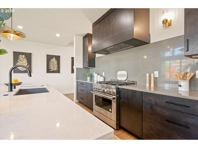 750 N V St, Washougal, WA 98671