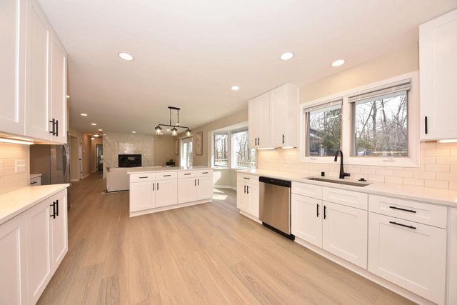 W290N9582 Deer LANE, Colgate, WI 53017