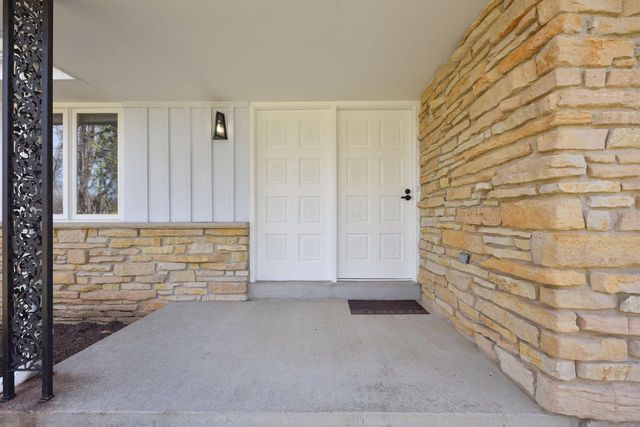 W290N9582 Deer LANE, Colgate, WI 53017