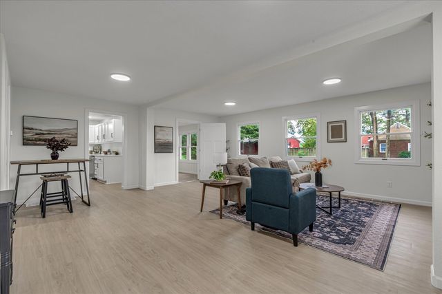 1219 Devils Glen Road, Bettendorf, IA 52722