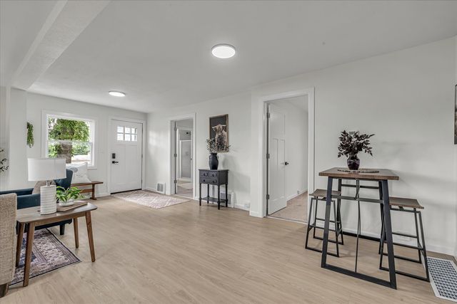 1219 Devils Glen Road, Bettendorf, IA 52722