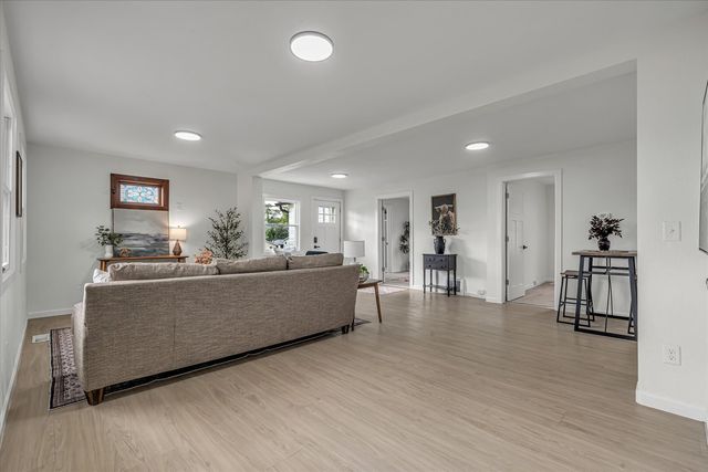 1219 Devils Glen Road, Bettendorf, IA 52722