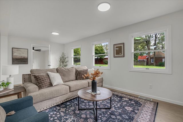 1219 Devils Glen Road, Bettendorf, IA 52722