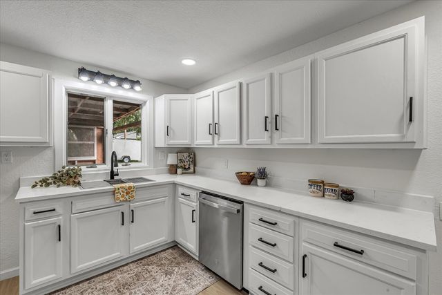1219 Devils Glen Road, Bettendorf, IA 52722
