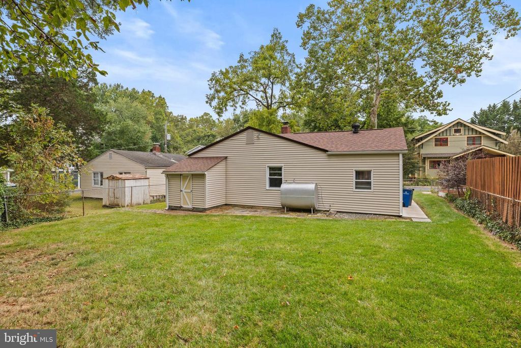 Image 53 of property listing at 4 RUSSELL RD, Cabin John, MD 20818