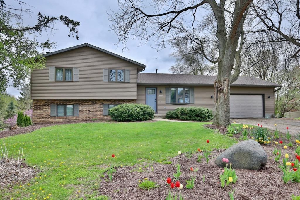2613 Cochise Trail, Fitchburg, WI 53711