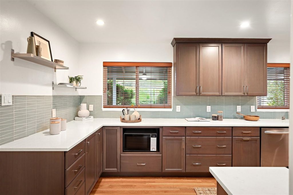 Image 12 of property listing at 225 225 Chadbourne Way, Oakland, CA 94619