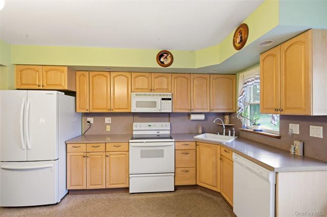 238 Blackpool Court A, Ridge, NY 11961