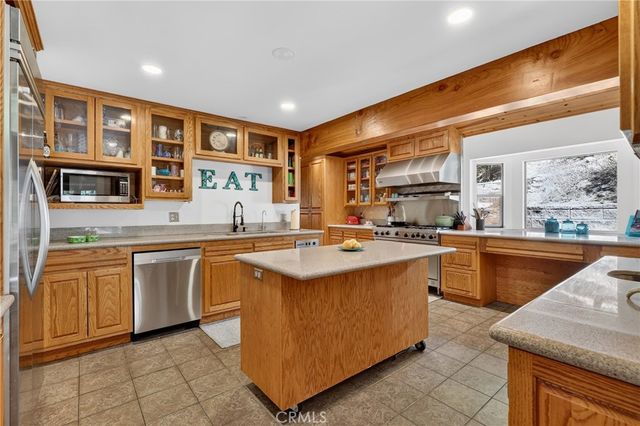 77 Park Drive, Running Springs, CA 92382