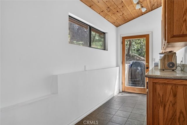 77 Park Drive, Running Springs, CA 92382