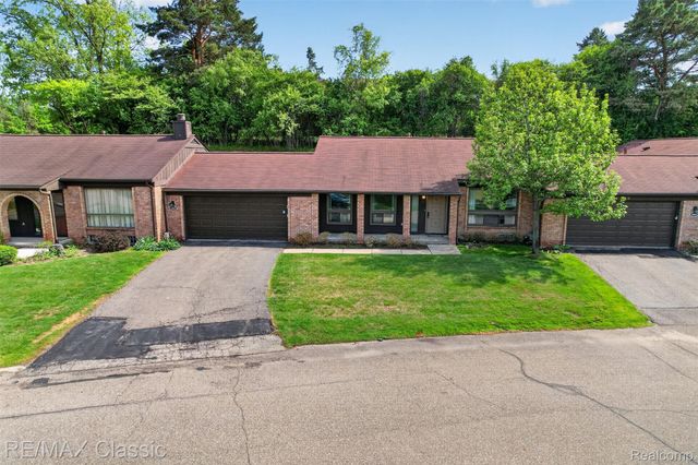 2061 Burgundy Street, West Bloomfield Charter Township, MI 48323