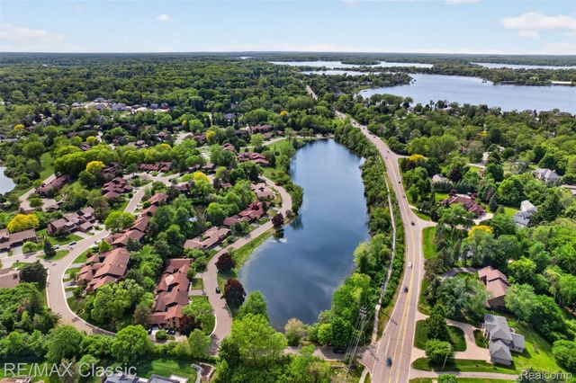 2061 Burgundy Street, West Bloomfield Charter Township, MI 48323
