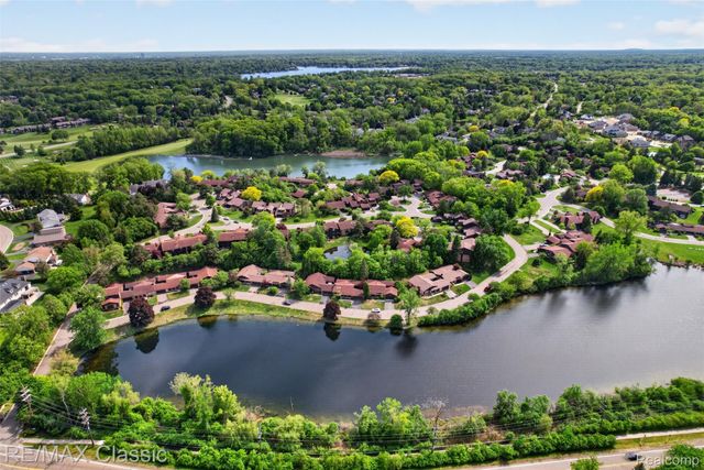 2061 Burgundy Street, West Bloomfield Charter Township, MI 48323