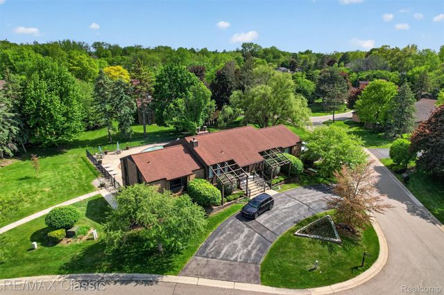 2061 Burgundy Street, West Bloomfield Charter Township, MI 48323