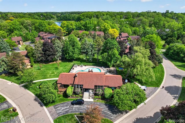 2061 Burgundy Street, West Bloomfield Charter Township, MI 48323