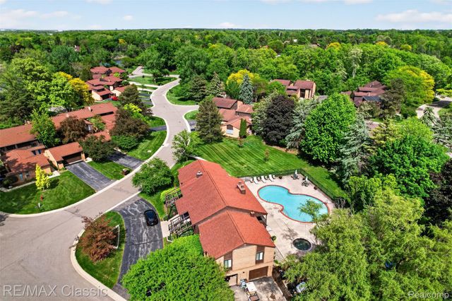 2061 Burgundy Street, West Bloomfield Charter Township, MI 48323