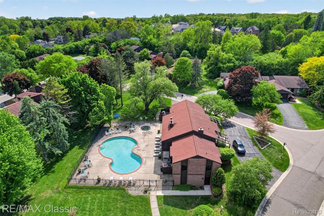 2061 Burgundy Street, West Bloomfield Charter Township, MI 48323