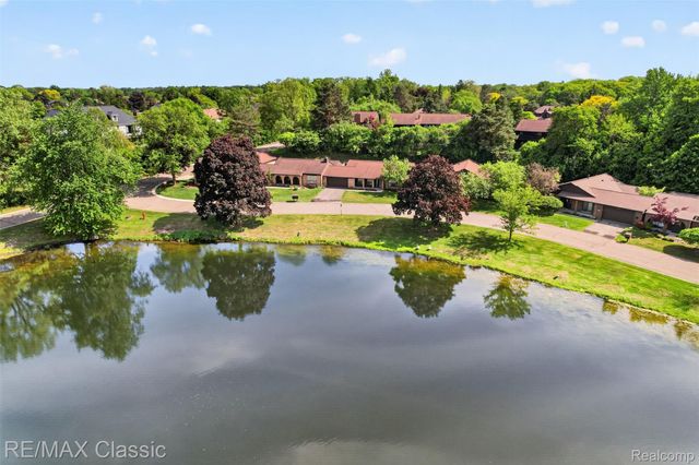 2061 Burgundy Street, West Bloomfield Charter Township, MI 48323