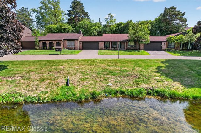 2061 Burgundy Street, West Bloomfield Charter Township, MI 48323