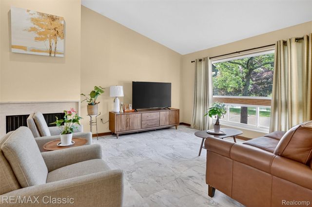 2061 Burgundy Street, West Bloomfield Charter Township, MI 48323