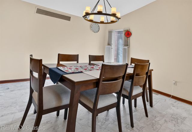 2061 Burgundy Street, West Bloomfield Charter Township, MI 48323