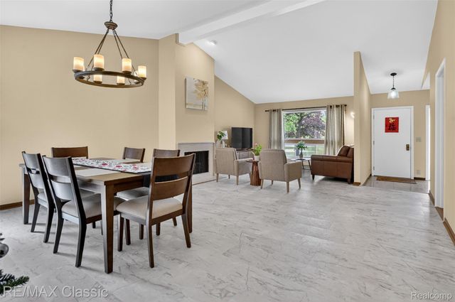 2061 Burgundy Street, West Bloomfield Charter Township, MI 48323