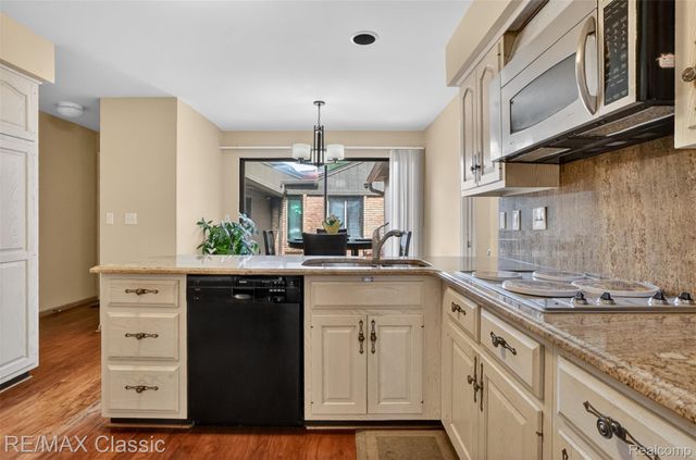 2061 Burgundy Street, West Bloomfield Charter Township, MI 48323