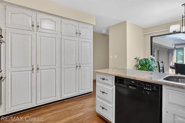 2061 Burgundy Street, West Bloomfield Charter Township, MI 48323