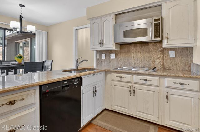 2061 Burgundy Street, West Bloomfield Charter Township, MI 48323