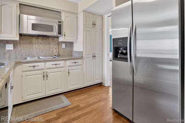 2061 Burgundy Street, West Bloomfield Charter Township, MI 48323