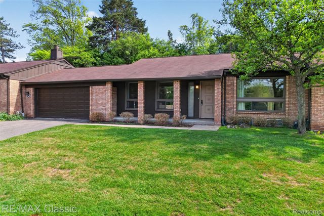 2061 Burgundy Street, West Bloomfield Charter Township, MI 48323