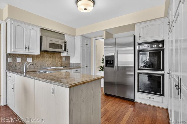 2061 Burgundy Street, West Bloomfield Charter Township, MI 48323