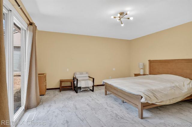 2061 Burgundy Street, West Bloomfield Charter Township, MI 48323