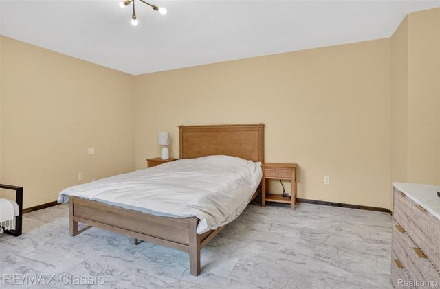 2061 Burgundy Street, West Bloomfield Charter Township, MI 48323