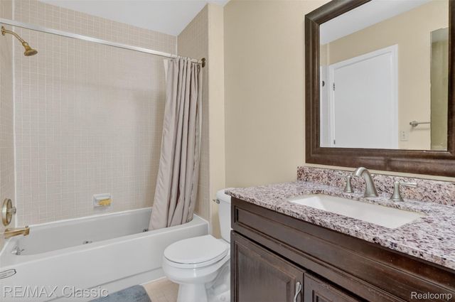 2061 Burgundy Street, West Bloomfield Charter Township, MI 48323