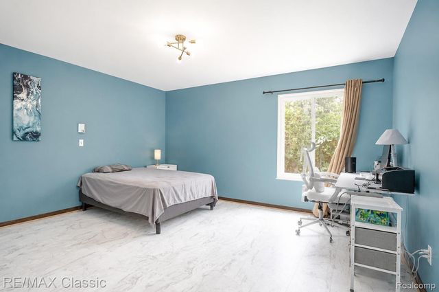 2061 Burgundy Street, West Bloomfield Charter Township, MI 48323