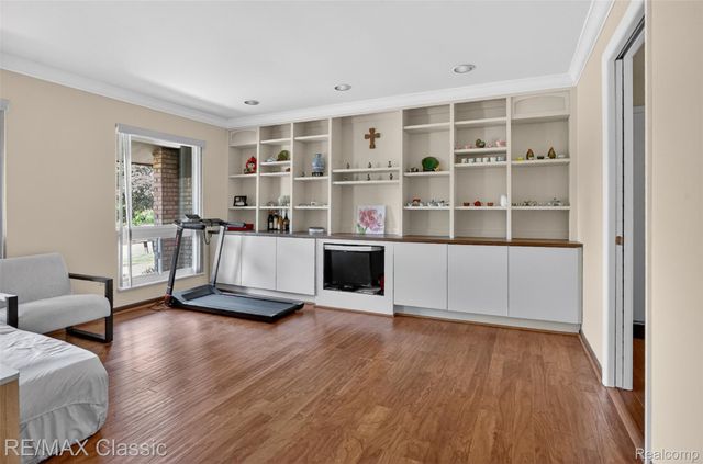 2061 Burgundy Street, West Bloomfield Charter Township, MI 48323
