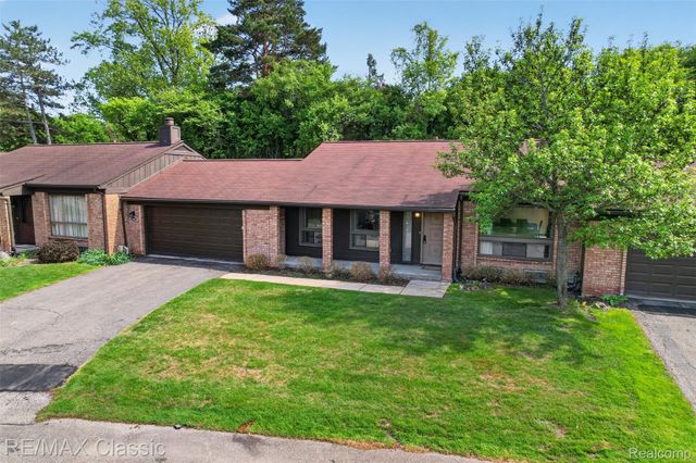 2061 Burgundy Street, West Bloomfield Charter Township, MI 48323