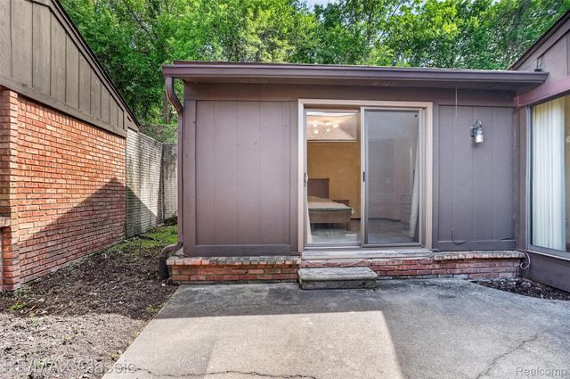 2061 Burgundy Street, West Bloomfield Charter Township, MI 48323