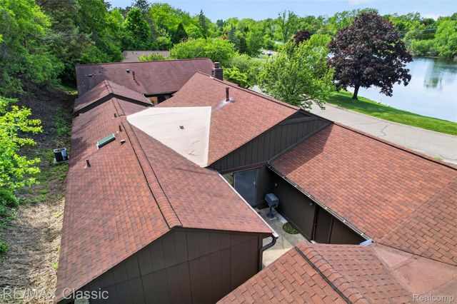 2061 Burgundy Street, West Bloomfield Charter Township, MI 48323